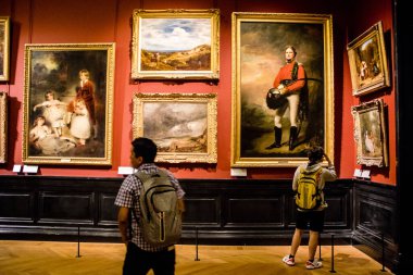 Paris, Fransa - 08 Eylül 2022 Dünyanın en büyük müzesi Louvre, sanat için ikonik bir yer, ziyaretçiler mermer heykellere ve usta resimlere hayran olmak için koridorlarda dolaşıyorlar.
