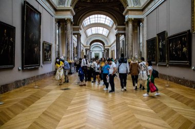 Paris, Fransa - 08 Eylül 2022 Dünyanın en büyük müzesi Louvre, sanat için ikonik bir yer, ziyaretçiler mermer heykellere ve usta resimlere hayran olmak için koridorlarda dolaşıyorlar.