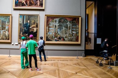 Paris, Fransa - 08 Eylül 2022 Dünyanın en büyük müzesi Louvre, sanat için ikonik bir yer, ziyaretçiler mermer heykellere ve usta resimlere hayran olmak için koridorlarda dolaşıyorlar.