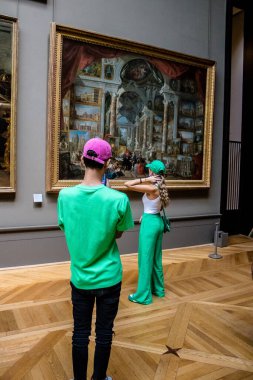 Paris, Fransa - 08 Eylül 2022 Dünyanın en büyük müzesi Louvre, sanat için ikonik bir yer, ziyaretçiler mermer heykellere ve usta resimlere hayran olmak için koridorlarda dolaşıyorlar.