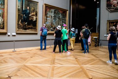 Paris, Fransa - 08 Eylül 2022 Dünyanın en büyük müzesi Louvre, sanat için ikonik bir yer, ziyaretçiler mermer heykellere ve usta resimlere hayran olmak için koridorlarda dolaşıyorlar.