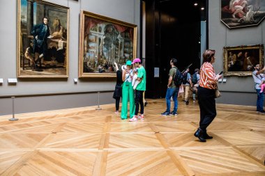 Paris, Fransa - 08 Eylül 2022 Dünyanın en büyük müzesi Louvre, sanat için ikonik bir yer, ziyaretçiler mermer heykellere ve usta resimlere hayran olmak için koridorlarda dolaşıyorlar.