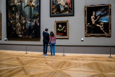 Paris, Fransa - 08 Eylül 2022 Dünyanın en büyük müzesi Louvre, sanat için ikonik bir yer, ziyaretçiler mermer heykellere ve usta resimlere hayran olmak için koridorlarda dolaşıyorlar.