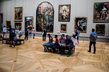 Paris, Fransa - 08 Eylül 2022 Dünyanın en büyük müzesi Louvre, sanat için ikonik bir yer, ziyaretçiler mermer heykellere ve usta resimlere hayran olmak için koridorlarda dolaşıyorlar.