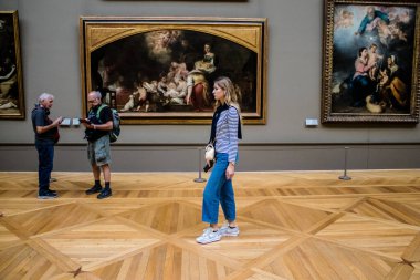 Paris, Fransa - 08 Eylül 2022 Dünyanın en büyük müzesi Louvre, sanat için ikonik bir yer, ziyaretçiler mermer heykellere ve usta resimlere hayran olmak için koridorlarda dolaşıyorlar.