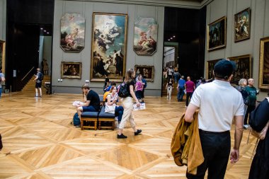 Paris, Fransa - 08 Eylül 2022 Dünyanın en büyük müzesi Louvre, sanat için ikonik bir yer, ziyaretçiler mermer heykellere ve usta resimlere hayran olmak için koridorlarda dolaşıyorlar.