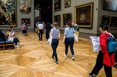 Paris, Fransa - 08 Eylül 2022 Dünyanın en büyük müzesi Louvre, sanat için ikonik bir yer, ziyaretçiler mermer heykellere ve usta resimlere hayran olmak için koridorlarda dolaşıyorlar.