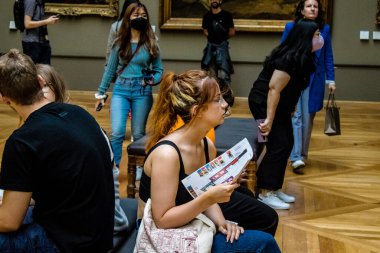 Paris, Fransa - 08 Eylül 2022 Dünyanın en büyük müzesi Louvre, sanat için ikonik bir yer, ziyaretçiler mermer heykellere ve usta resimlere hayran olmak için koridorlarda dolaşıyorlar.