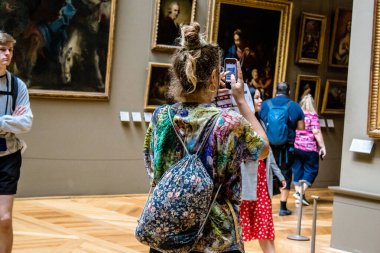 Paris, Fransa - 08 Eylül 2022 Dünyanın en büyük müzesi Louvre, sanat için ikonik bir yer, ziyaretçiler mermer heykellere ve usta resimlere hayran olmak için koridorlarda dolaşıyorlar.