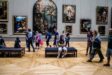 Paris, Fransa - 08 Eylül 2022 Dünyanın en büyük müzesi Louvre, sanat için ikonik bir yer, ziyaretçiler mermer heykellere ve usta resimlere hayran olmak için koridorlarda dolaşıyorlar.