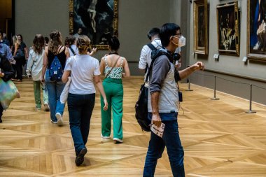 Paris, Fransa - 08 Eylül 2022 Dünyanın en büyük müzesi Louvre, sanat için ikonik bir yer, ziyaretçiler mermer heykellere ve usta resimlere hayran olmak için koridorlarda dolaşıyorlar.