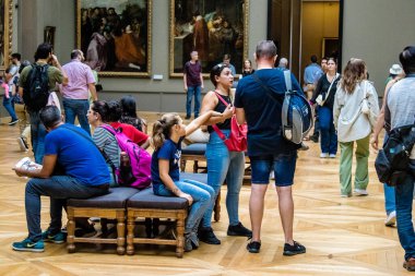 Paris, Fransa - 08 Eylül 2022 Dünyanın en büyük müzesi Louvre, sanat için ikonik bir yer, ziyaretçiler mermer heykellere ve usta resimlere hayran olmak için koridorlarda dolaşıyorlar.