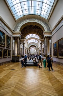 Paris, Fransa - 08 Eylül 2022 Dünyanın en büyük müzesi Louvre, sanat için ikonik bir yer, ziyaretçiler mermer heykellere ve usta resimlere hayran olmak için koridorlarda dolaşıyorlar.