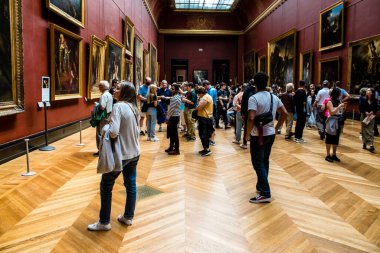 Paris, Fransa - 08 Eylül 2022 Dünyanın en büyük müzesi Louvre, sanat için ikonik bir yer, ziyaretçiler mermer heykellere ve usta resimlere hayran olmak için koridorlarda dolaşıyorlar.