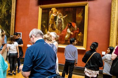 Paris, Fransa - 08 Eylül 2022 Dünyanın en büyük müzesi Louvre, sanat için ikonik bir yer, ziyaretçiler mermer heykellere ve usta resimlere hayran olmak için koridorlarda dolaşıyorlar.