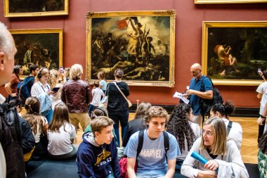 Paris, Fransa - 08 Eylül 2022 Dünyanın en büyük müzesi Louvre, sanat için ikonik bir yer, ziyaretçiler mermer heykellere ve usta resimlere hayran olmak için koridorlarda dolaşıyorlar.