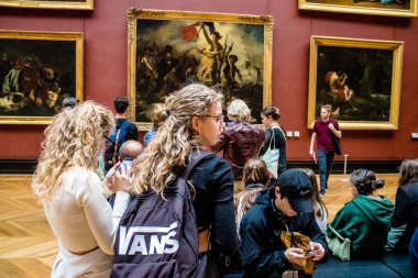 Paris, Fransa - 08 Eylül 2022 Dünyanın en büyük müzesi Louvre, sanat için ikonik bir yer, ziyaretçiler mermer heykellere ve usta resimlere hayran olmak için koridorlarda dolaşıyorlar.
