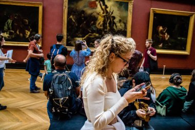 Paris, Fransa - 08 Eylül 2022 Dünyanın en büyük müzesi Louvre, sanat için ikonik bir yer, ziyaretçiler mermer heykellere ve usta resimlere hayran olmak için koridorlarda dolaşıyorlar.