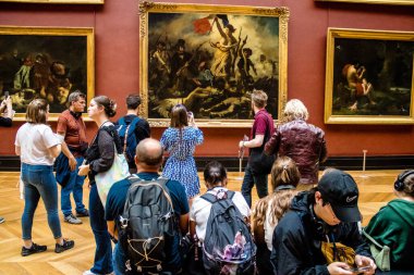 Paris, Fransa - 08 Eylül 2022 Dünyanın en büyük müzesi Louvre, sanat için ikonik bir yer, ziyaretçiler mermer heykellere ve usta resimlere hayran olmak için koridorlarda dolaşıyorlar.