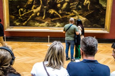 Paris, Fransa - 08 Eylül 2022 Dünyanın en büyük müzesi Louvre, sanat için ikonik bir yer, ziyaretçiler mermer heykellere ve usta resimlere hayran olmak için koridorlarda dolaşıyorlar.