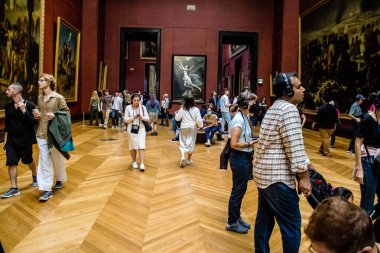 Paris, Fransa - 08 Eylül 2022 Dünyanın en büyük müzesi Louvre, sanat için ikonik bir yer, ziyaretçiler mermer heykellere ve usta resimlere hayran olmak için koridorlarda dolaşıyorlar.
