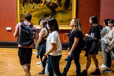 Paris, Fransa - 08 Eylül 2022 Dünyanın en büyük müzesi Louvre, sanat için ikonik bir yer, ziyaretçiler mermer heykellere ve usta resimlere hayran olmak için koridorlarda dolaşıyorlar.