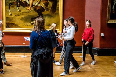 Paris, Fransa - 08 Eylül 2022 Dünyanın en büyük müzesi Louvre, sanat için ikonik bir yer, ziyaretçiler mermer heykellere ve usta resimlere hayran olmak için koridorlarda dolaşıyorlar.