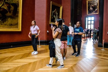 Paris, Fransa - 08 Eylül 2022 Dünyanın en büyük müzesi Louvre, sanat için ikonik bir yer, ziyaretçiler mermer heykellere ve usta resimlere hayran olmak için koridorlarda dolaşıyorlar.