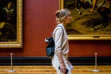 Paris, Fransa - 08 Eylül 2022 Dünyanın en büyük müzesi Louvre, sanat için ikonik bir yer, ziyaretçiler mermer heykellere ve usta resimlere hayran olmak için koridorlarda dolaşıyorlar.
