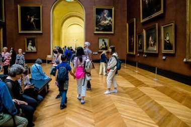 Paris, Fransa - 08 Eylül 2022 Dünyanın en büyük müzesi Louvre, sanat için ikonik bir yer, ziyaretçiler mermer heykellere ve usta resimlere hayran olmak için koridorlarda dolaşıyorlar.