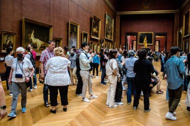 Paris, Fransa - 08 Eylül 2022 Dünyanın en büyük müzesi Louvre, sanat için ikonik bir yer, ziyaretçiler mermer heykellere ve usta resimlere hayran olmak için koridorlarda dolaşıyorlar.
