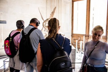 Paris, Fransa - 08 Eylül 2022 Dünyanın en büyük müzesi Louvre, sanat için ikonik bir yer, ziyaretçiler mermer heykellere ve usta resimlere hayran olmak için koridorlarda dolaşıyorlar.
