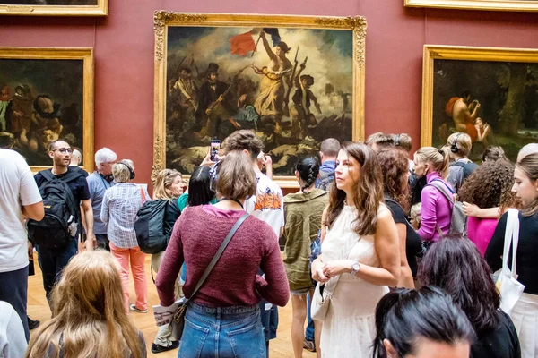 Paris, Fransa - 08 Eylül 2022 Dünyanın en büyük müzesi Louvre, sanat için ikonik bir yer, ziyaretçiler mermer heykellere ve usta resimlere hayran olmak için koridorlarda dolaşıyorlar.