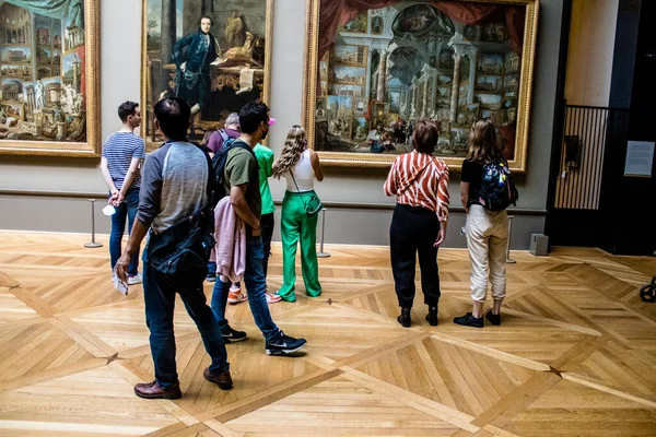 프랑스 2022 세계에서 박물관인 루브르는 예술을 상징적 장소이며 방문객들은 대리석 — 스톡 사진