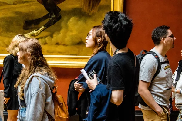 フランス 9月08 2022世界最大の美術館であるルーブル美術館は 芸術の象徴的な場所であり 訪問者は大理石の彫刻やマスター絵画を鑑賞するために通路をさまよう — ストック写真