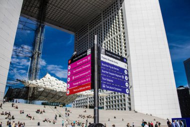 Paris, Fransa - 12 Eylül 2022 La Defense şehri ve mimarisi, Paris 'te yer alan bir iş bölgesi, gökdelenler yamacın merkezindeki ünlü kemeri çevrelediler.