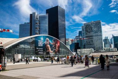 Paris, Fransa - 12 Eylül 2022 La Defense şehri ve mimarisi, Paris 'te yer alan bir iş bölgesi, gökdelenler yamacın merkezindeki ünlü kemeri çevrelediler.