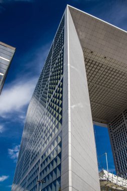 Paris, Fransa - 12 Eylül 2022 La Defense şehri ve mimarisi, Paris 'te yer alan bir iş bölgesi, gökdelenler yamacın merkezindeki ünlü kemeri çevrelediler.