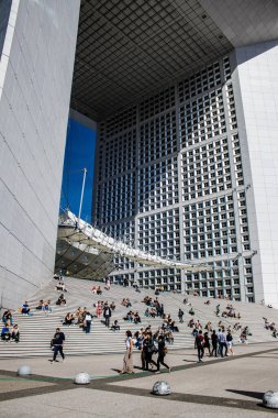 Paris, Fransa - 12 Eylül 2022 La Defense şehri ve mimarisi, Paris 'te yer alan bir iş bölgesi, gökdelenler yamacın merkezindeki ünlü kemeri çevrelediler.