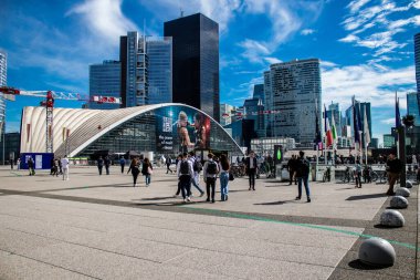 Paris, Fransa - 12 Eylül 2022 La Defense şehri ve mimarisi, Paris 'te yer alan bir iş bölgesi, gökdelenler yamacın merkezindeki ünlü kemeri çevrelediler.