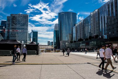 Paris, Fransa - 12 Eylül 2022 La Defense şehri ve mimarisi, Paris 'te yer alan bir iş bölgesi, gökdelenler yamacın merkezindeki ünlü kemeri çevrelediler.