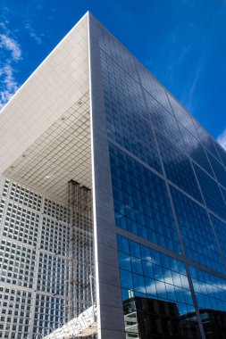 Paris, Fransa - 12 Eylül 2022 La Defense şehri ve mimarisi, Paris 'te yer alan bir iş bölgesi, gökdelenler yamacın merkezindeki ünlü kemeri çevrelediler.
