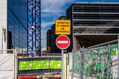 Paris, Fransa - 12 Eylül 2022 La Defense şehri ve mimarisi, Paris 'te yer alan bir iş bölgesi, gökdelenler yamacın merkezindeki ünlü kemeri çevrelediler.