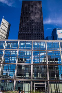 Paris, Fransa - 12 Eylül 2022 La Defense şehri ve mimarisi, Paris 'te yer alan bir iş bölgesi, gökdelenler yamacın merkezindeki ünlü kemeri çevrelediler.