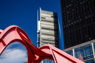 Paris, Fransa - 12 Eylül 2022 La Defense şehri ve mimarisi, Paris 'te yer alan bir iş bölgesi, gökdelenler yamacın merkezindeki ünlü kemeri çevrelediler.
