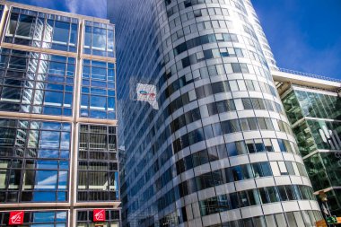 Paris, Fransa - 12 Eylül 2022 La Defense şehri ve mimarisi, Paris 'te yer alan bir iş bölgesi, gökdelenler yamacın merkezindeki ünlü kemeri çevrelediler.
