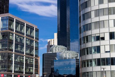 Paris, Fransa - 12 Eylül 2022 La Defense şehri ve mimarisi, Paris 'te yer alan bir iş bölgesi, gökdelenler yamacın merkezindeki ünlü kemeri çevrelediler.