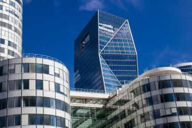 Paris, Fransa - 12 Eylül 2022 La Defense şehri ve mimarisi, Paris 'te yer alan bir iş bölgesi, gökdelenler yamacın merkezindeki ünlü kemeri çevrelediler.