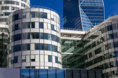 Paris, Fransa - 12 Eylül 2022 La Defense şehri ve mimarisi, Paris 'te yer alan bir iş bölgesi, gökdelenler yamacın merkezindeki ünlü kemeri çevrelediler.