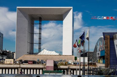 Paris, Fransa - 12 Eylül 2022 La Defense şehri ve mimarisi, Paris 'te yer alan bir iş bölgesi, gökdelenler yamacın merkezindeki ünlü kemeri çevrelediler.